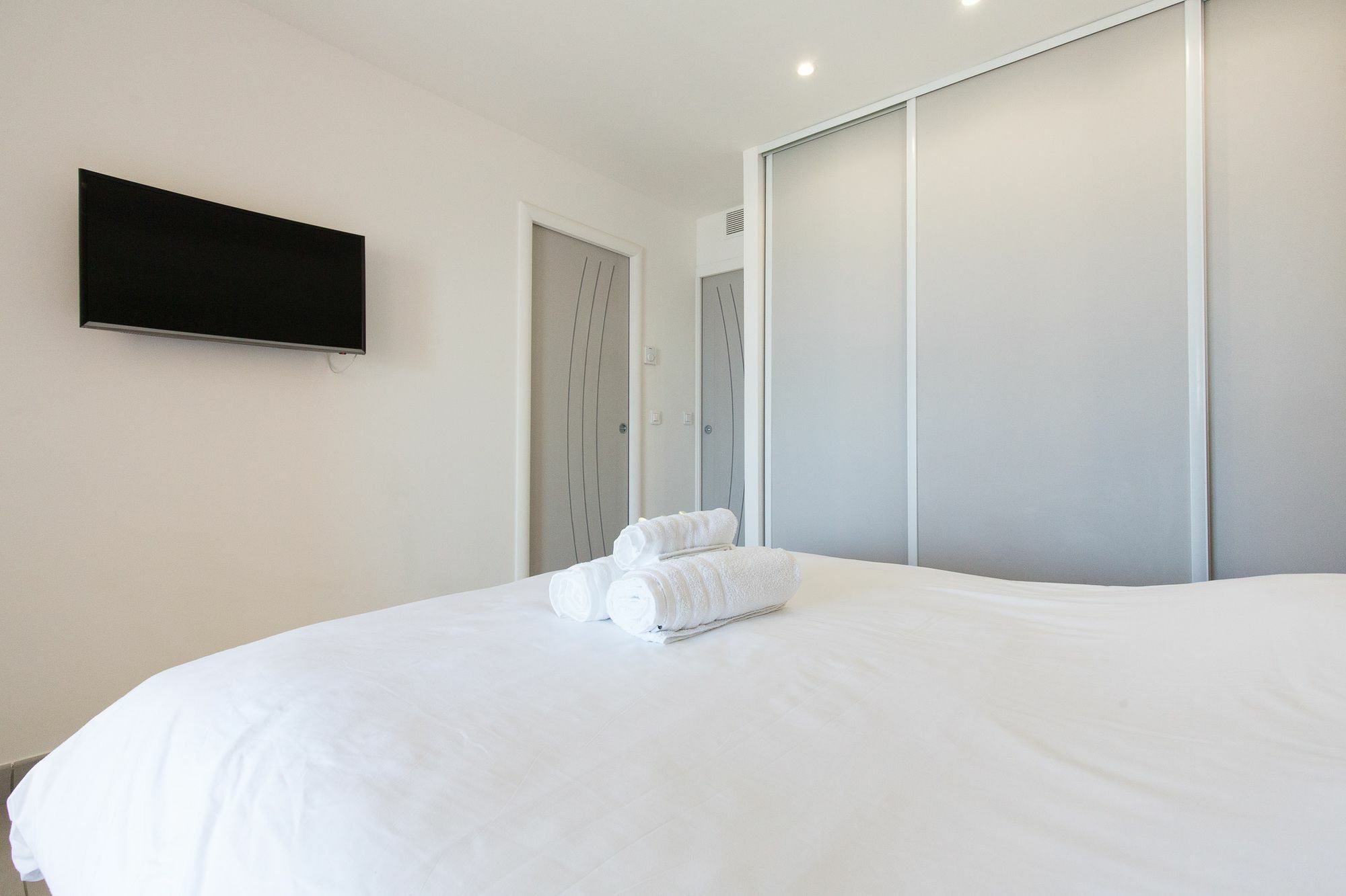 Saint Remy Yourhosthelper Cannes